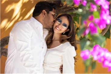 Fer y Darío entre flores.