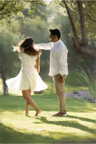 Bailando entre los árboles.