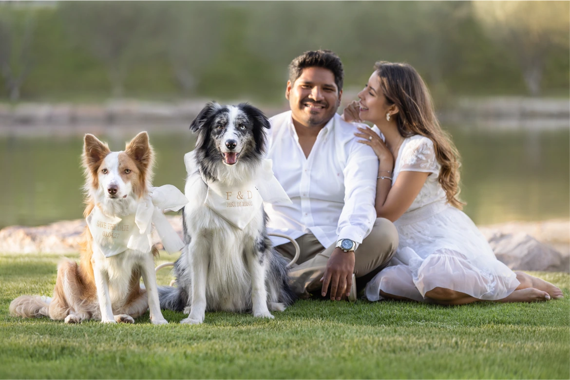 Fer y Darío sentados con sus dos perros.